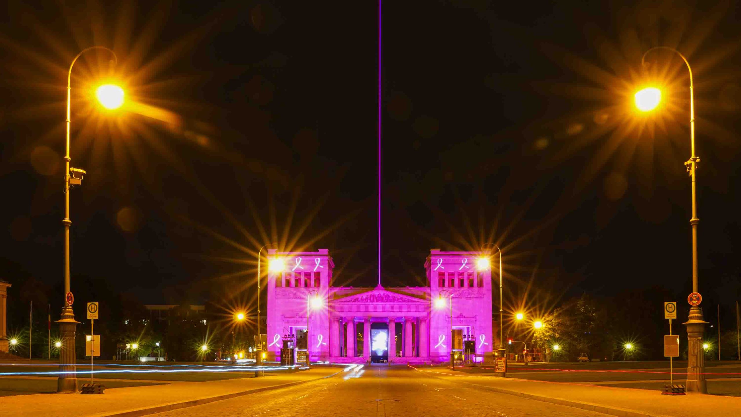 Estee-lauder-companies-brustkrebs-kampagne-2023, Königplatz München leuchtet Pink, Laser zum Karolinenplatz