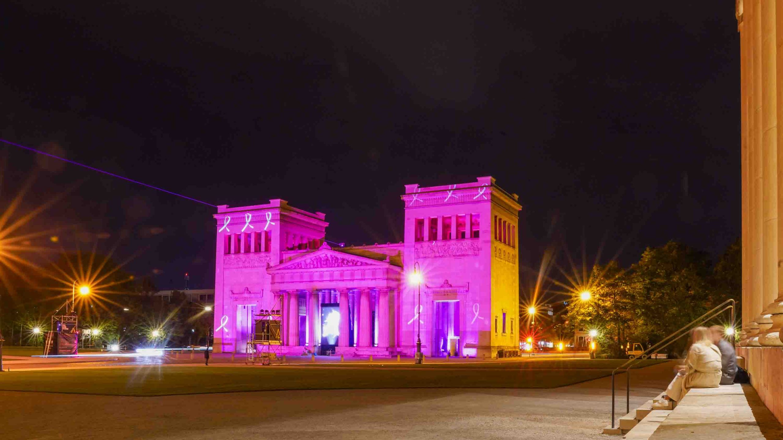 Estee-lauder-companies-brustkrebs-kampagne-2023, Königplatz München leuchtet Pink, Laser zum Karolinenplatz