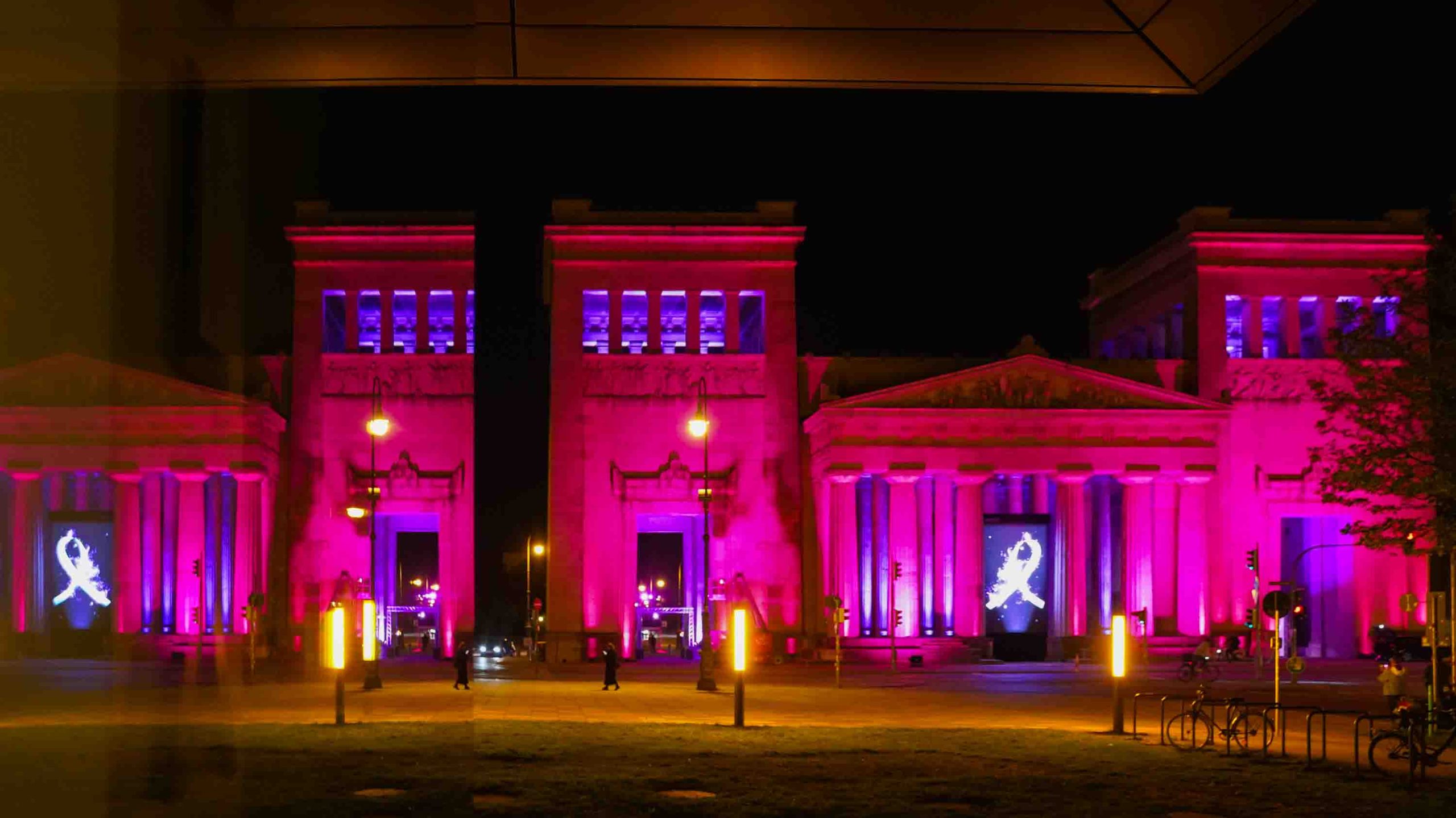 Estee-lauder-companies-brustkrebs-kampagne-2023, Königplatz München leuchtet Pink, Laser zum Karolinenplatz