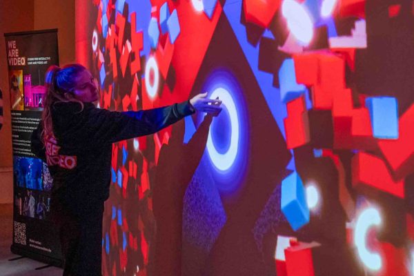 Frau spielt vertical playground unsere interaktive installation. WOMAN plays with interactive installation.