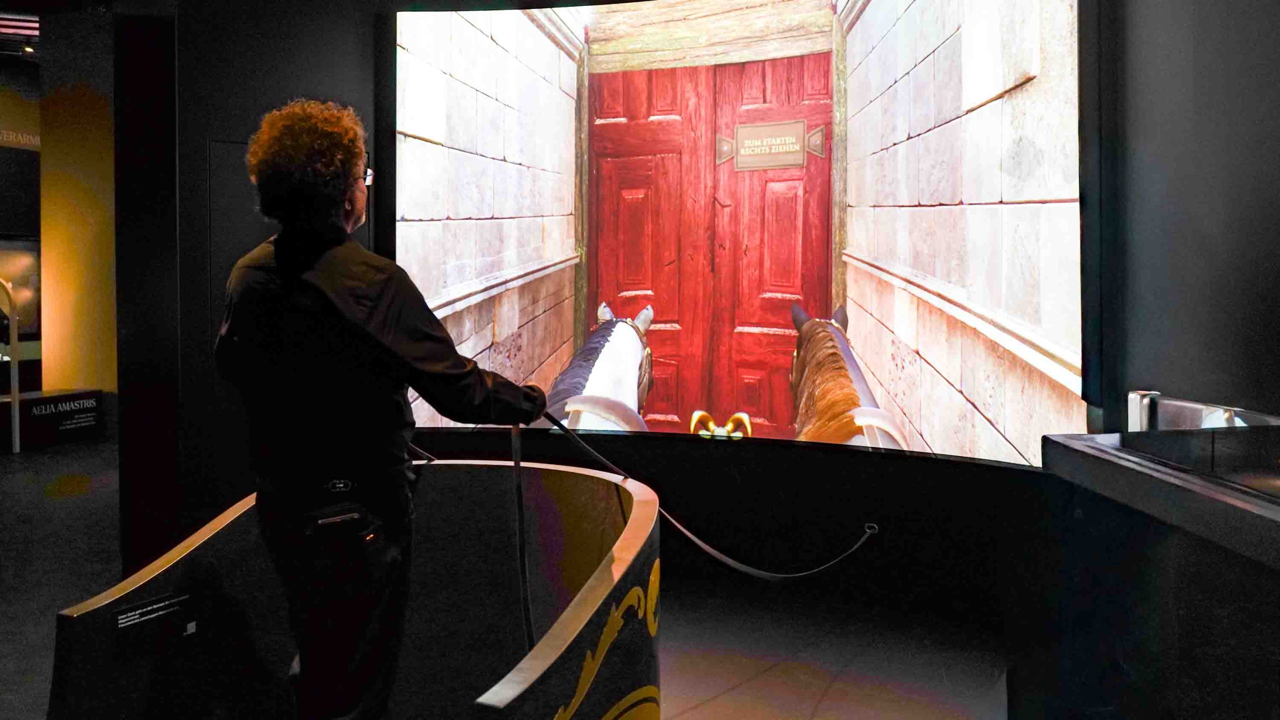 Römer, Ausstellung, Rosenheim, Lokschuppen, Museum, WE ARE VIDEO, digitales Wagenrennen, Fotografin, Sara Kurig, Streitwagen, digitales Kunst, interaktive Installation