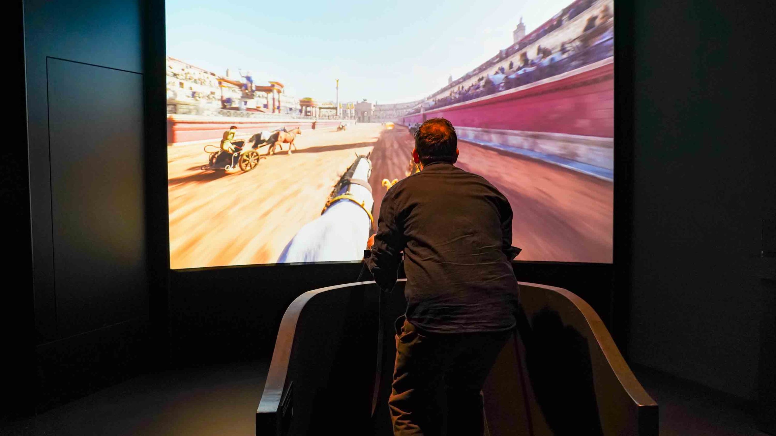 Römer, Ausstellung, Rosenheim, Lokschuppen, Museum, WE ARE VIDEO, digitales Wagenrennen, Fotografin, Sara Kurig, Streitwagen, digitales Kunst, interaktive Installation