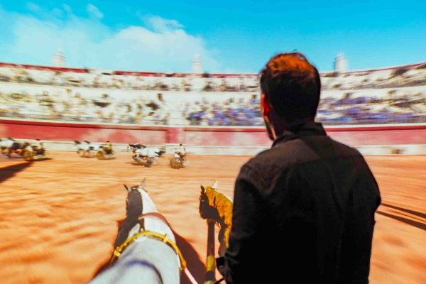 Römer, Ausstellung, Rosenheim, Lokschuppen, Museum, WE ARE VIDEO, digitales Wagenrennen, Fotografin, Sara Kurig, Streitwagen, digitales Kunst, interaktive Installation