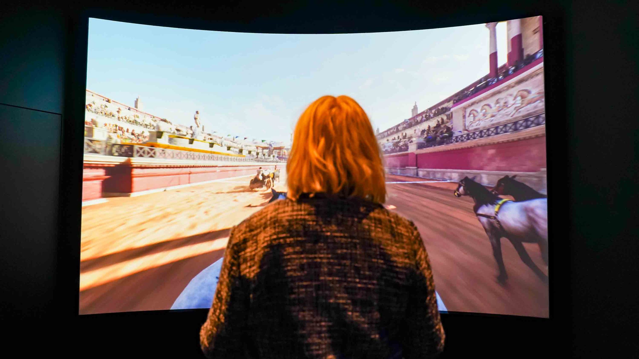 Römer, Ausstellung, Rosenheim, Lokschuppen, Museum, WE ARE VIDEO, digitales Wagenrennen, Fotografin, Sara Kurig, Streitwagen, digitales Kunst, interaktive Installation