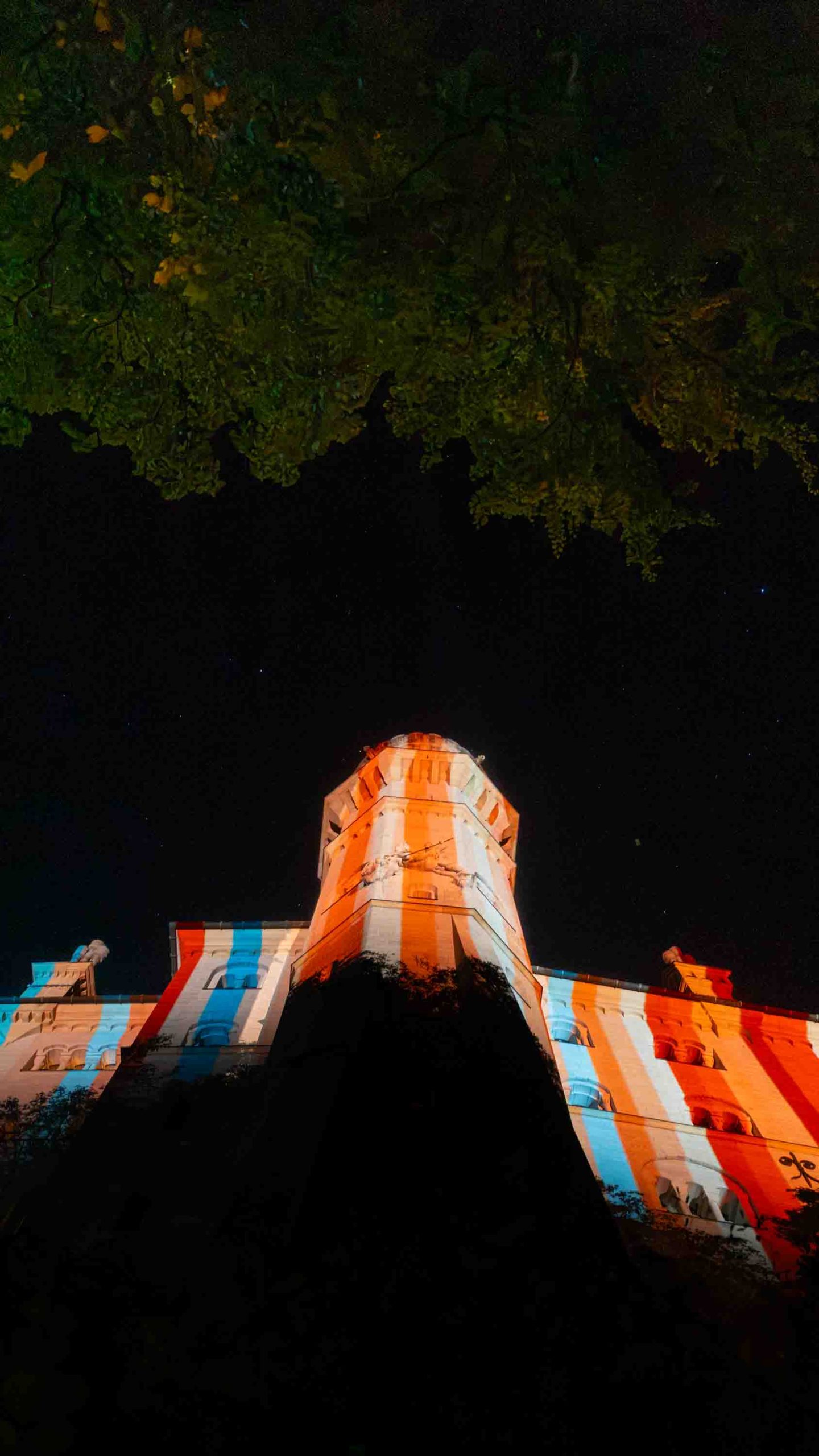 „Neuschwanstein climate stripes: video mapping by WE ARE VIDEO on the castle’s north façade”